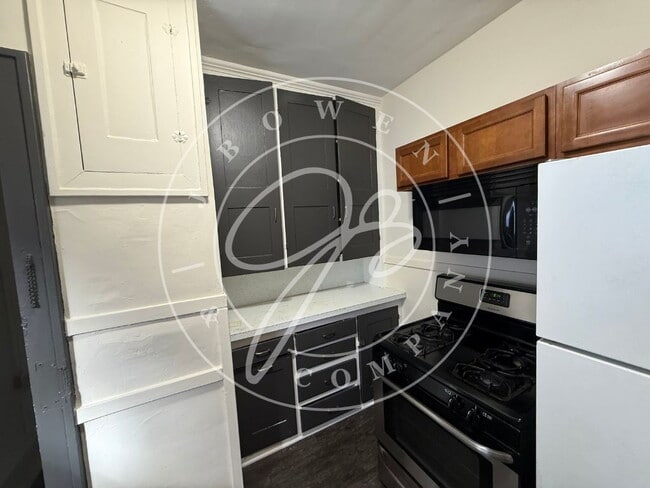 Building Photo - "Charming 2-Bedroom Home with Gleaming Har...