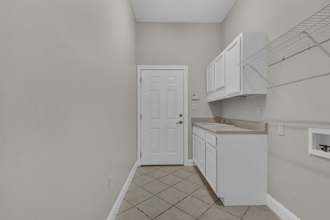 Building Photo - MOVE IN SPECIAL: 30% OFF FIRST MONTHS RENT -- Spacious unfurnished 4B/3B home in Gated Community ...