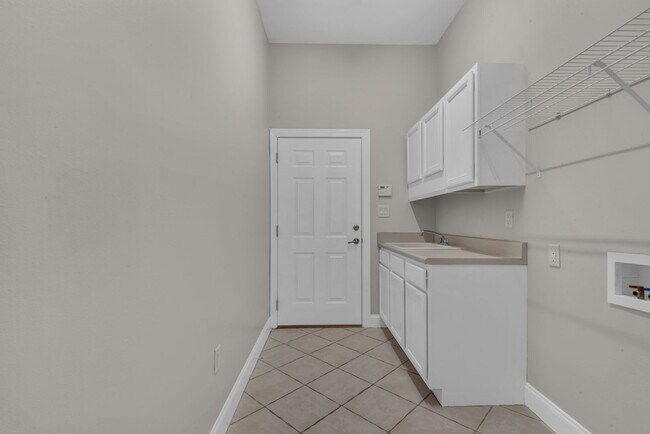 Building Photo - Spacious unfurnished 4B/3B home in Gated Community of Emerald Lakes