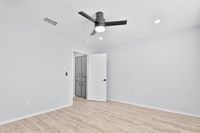 Building Photo - 6907 Avenue W