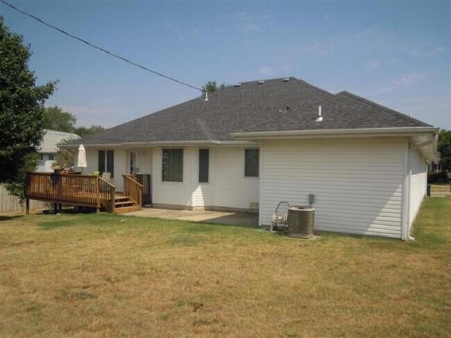 Building Photo - 2000+ sq ft, 3-4 bed, 2 bath, 2 car garage...