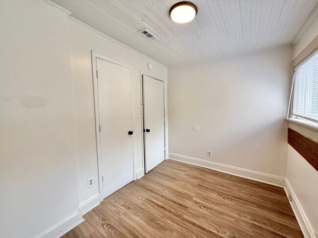 Building Photo - Garner Road [2 UNITS]
