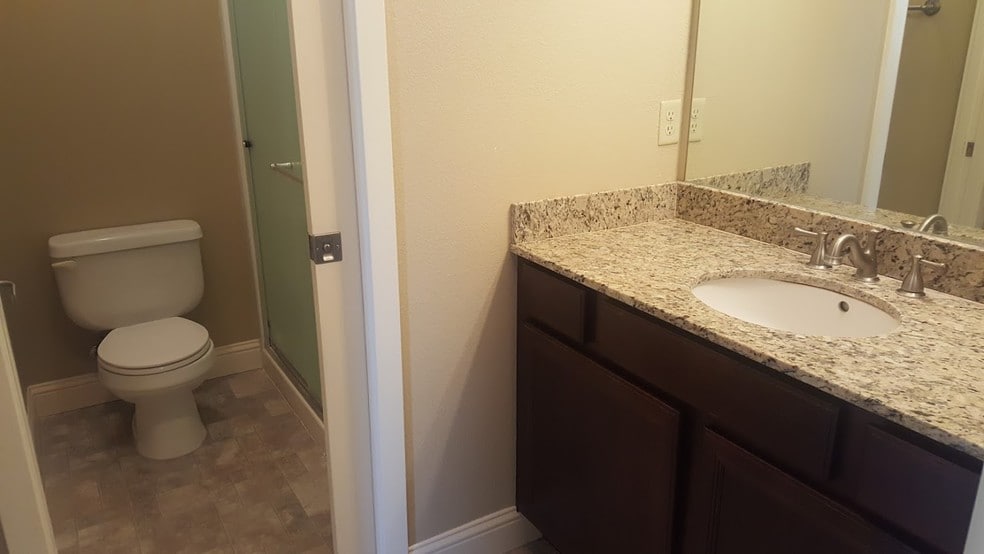 Building Photo - 560 SW State St