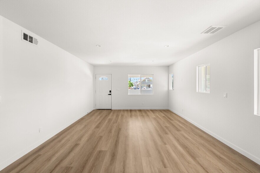 Building Photo - 4700 S Gramercy Pl