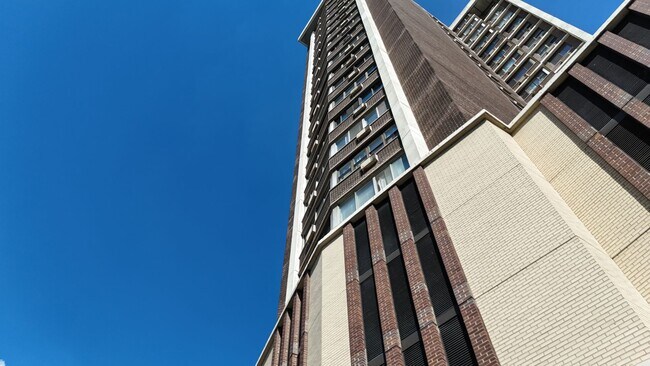 Building Photo - 6325 N Sheridan Rd