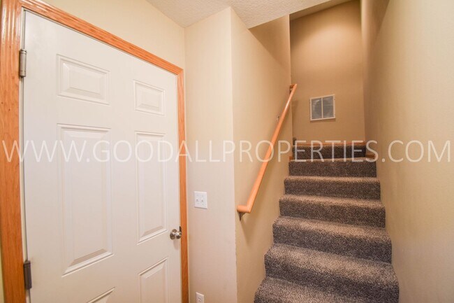 Building Photo - 2 Bedroom, 2 1/2 Bath Townhome in Urbandale with 2-car attached garage