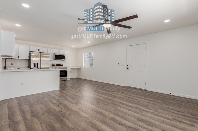 Building Photo - 700 W University Dr