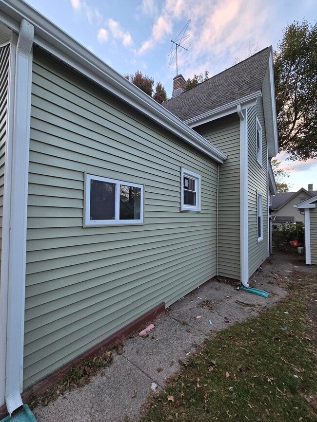 Building Photo - 70 Lancaster St