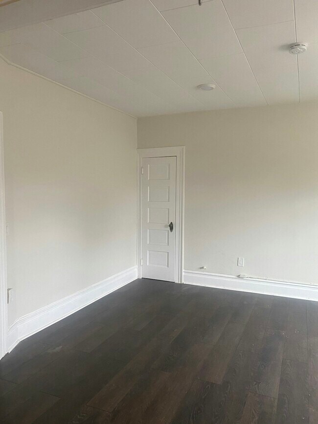 Building Photo - 102 Parkwood Dr