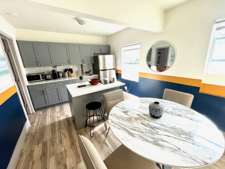 Building Photo - 834 NE 14th Ave