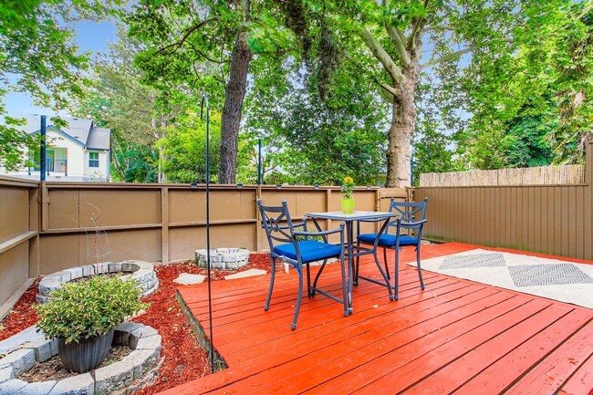 Building Photo - Beautifully Updated 2 Bedroom, 1.5 Bathroom Townhome-Style Condo in Tanasbrook, Near Tanasbourne!