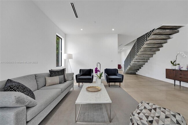 Building Photo - 3465 SW 3rd Ave