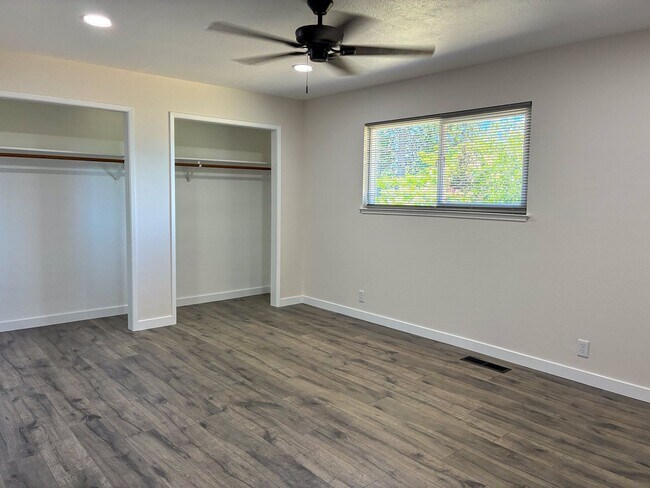 Building Photo - 3 Bedroom Home for Rent in Paradise CA | Fireplace, LVP Flooring, Yard & Garage