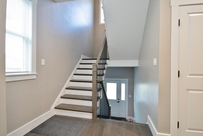 Building Photo - 150 Clove Ave