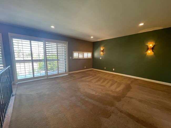 Building Photo - AVAILABLE NOW! LOVELY 1 Bed 2 Bath Condo i...