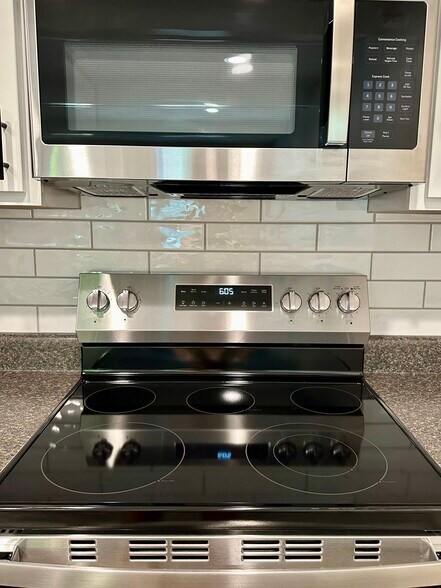 Subway tiled backsplash - 2304 Belle Ave NE