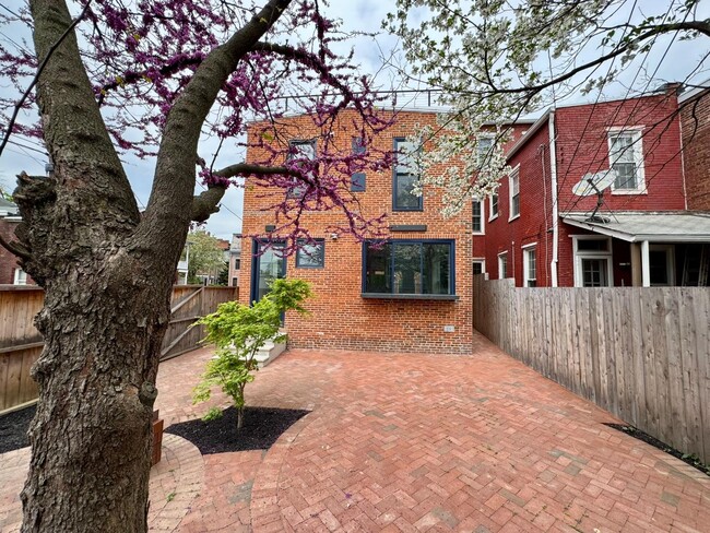 Building Photo - 107 Calder St