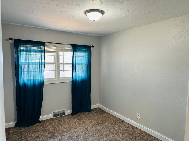Building Photo - 4+ bedroom, 2 bath with Hot Tub, Fenced Yard and Garage