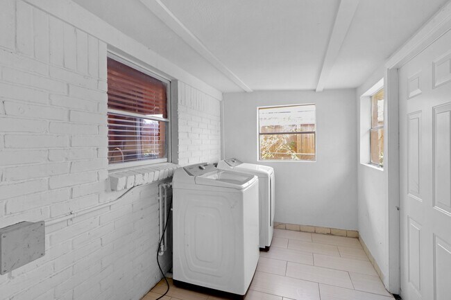 Building Photo - 5554 Beechnut St