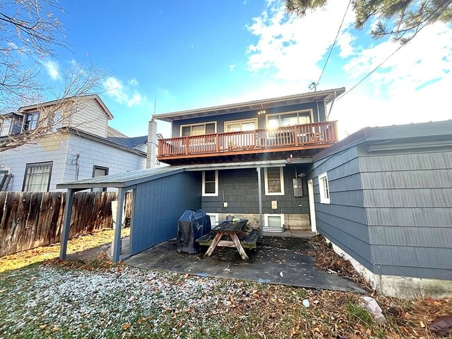 Building Photo - Newly Renovated Daylight Basement Duplex Apartment in Amazing Location!