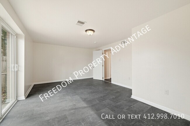 Building Photo - 2540 Park Hill Dr