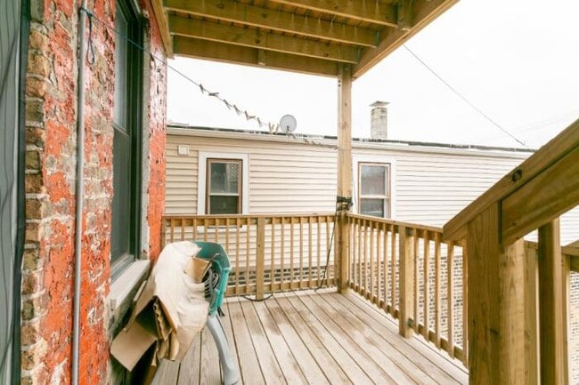 Building Photo - 3 bedroom in CHICAGO IL 60608