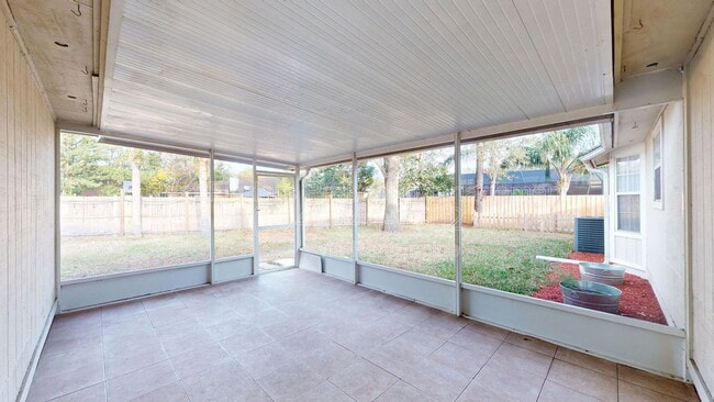 Building Photo - 12947 Tree Wy Ct N