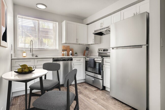 Building Photo - The Pointe at Northridge