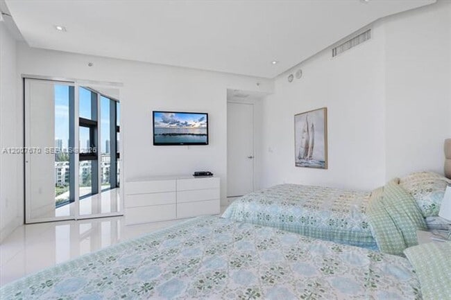Building Photo - 17475 Collins Ave