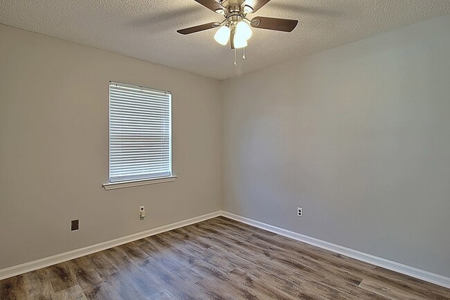 Building Photo - 210 Easy St