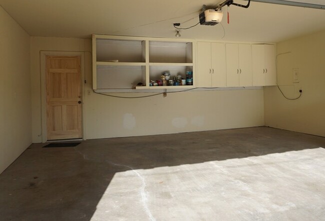 Building Photo - 3 bed 3 Bath 2 Car Garage Town Home in the...