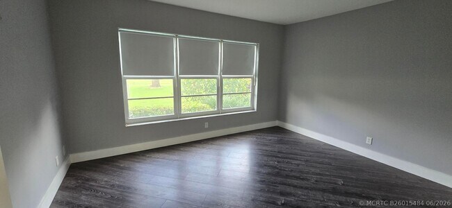 Building Photo - 3300 N Palm Aire Dr