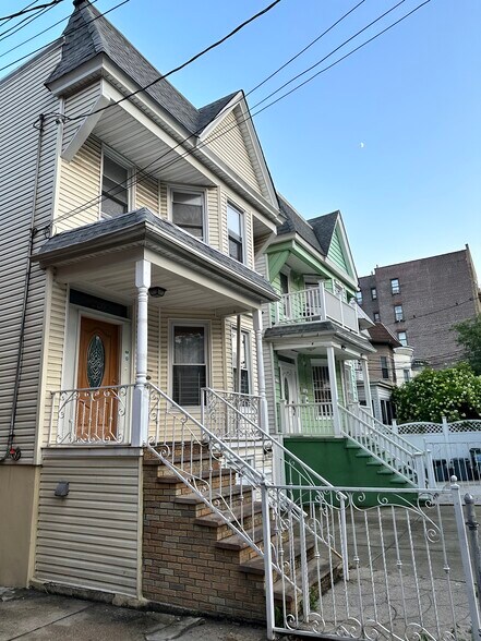 Building Photo - 3280 Perry Ave