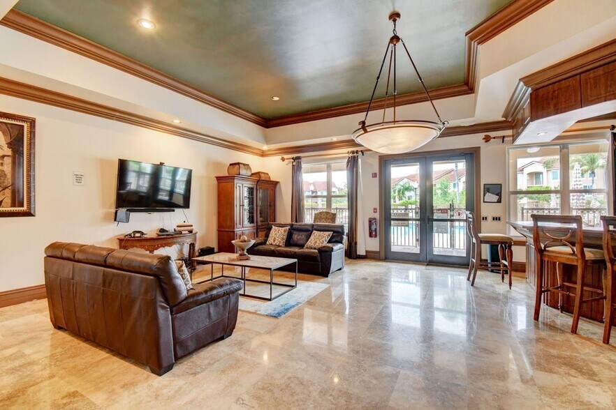 Building Photo - 805 Villa Cir