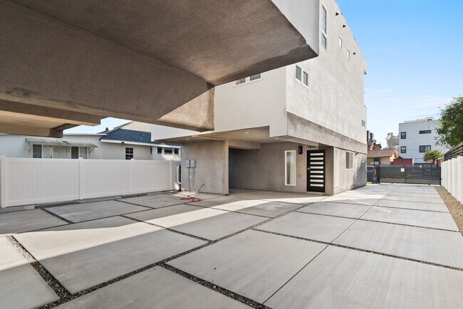 Building Photo - 1841 S Longwood Ave