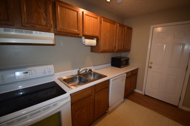 Building Photo - VIRTUAL SHOWINGS AVAILABLE - Townhome Betw...
