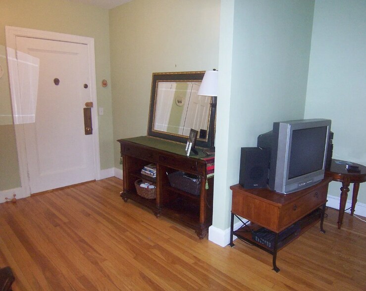 Building Photo - 97 Strathmore Rd