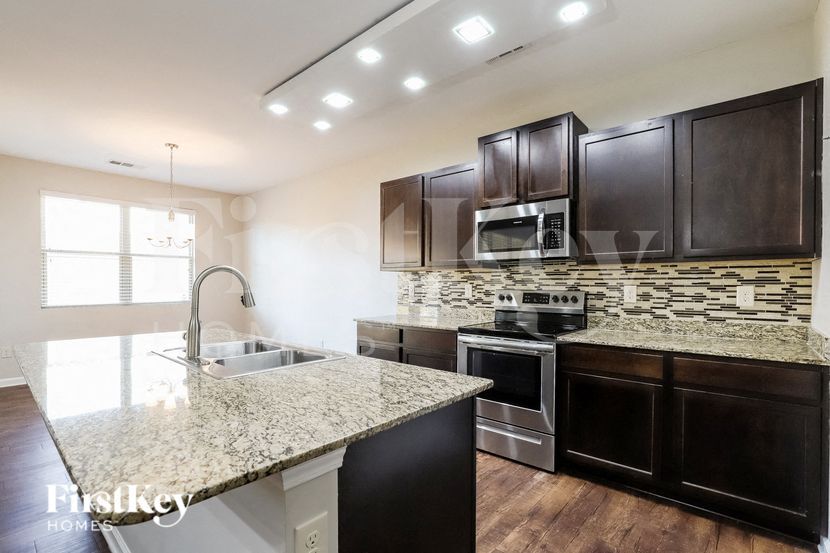 Building Photo - 3280 Heatherwood Dr