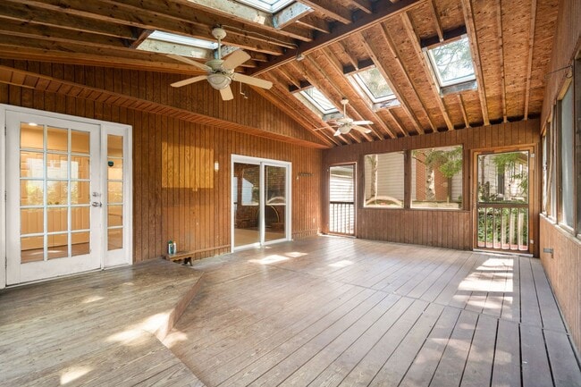 Building Photo - 5 Bed 3 Bath - Rockville Colonial - Update...