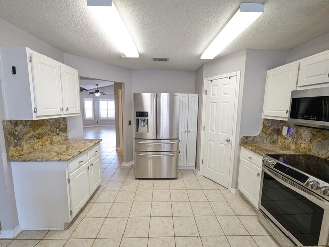 Building Photo - 9475 Pine Lily Ct