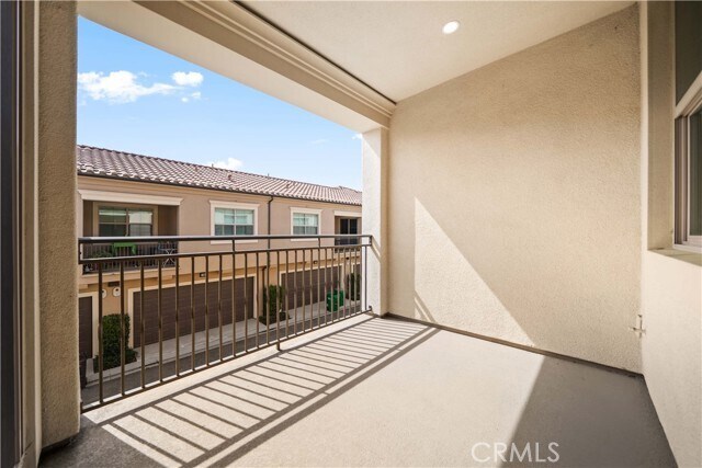 Building Photo - 134 Canvas