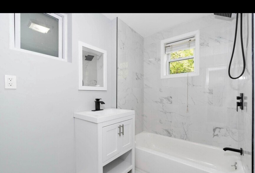 Building Photo - 2305 N Monroe St