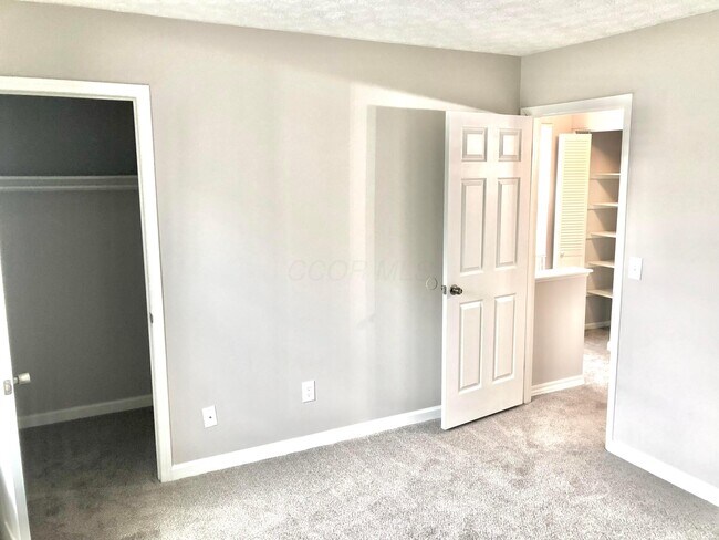 Building Photo - 5700 Crossing Ct