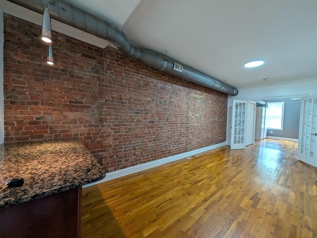 Building Photo - 208 6th St