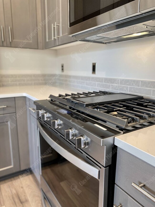 Building Photo - Petrosa Townhouse 3 BR - 2 ½ BA w/ loft