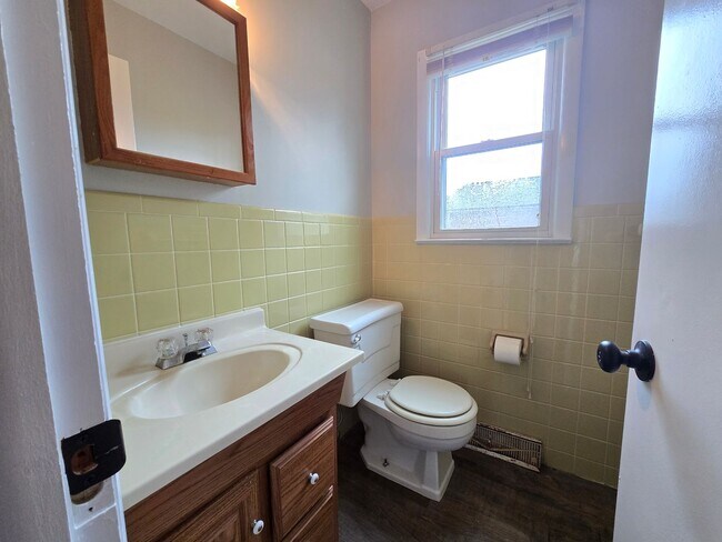 Building Photo - 306 Robinhood Ln