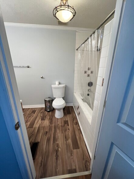 Building Photo - 1240 Shady Oak Trl