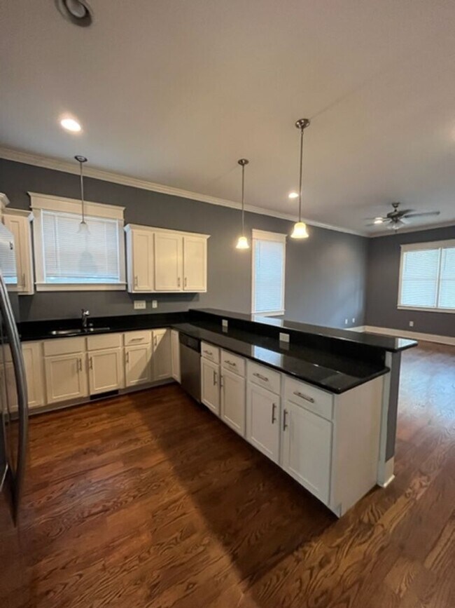 Building Photo - Spacious 3 Bed/2.5 Single Family Home in the Nations, Off Street Parking w Parking pad, Fenced Yard