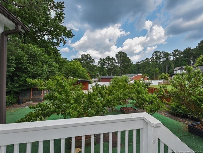 Building Photo - 723 Lindley Dr