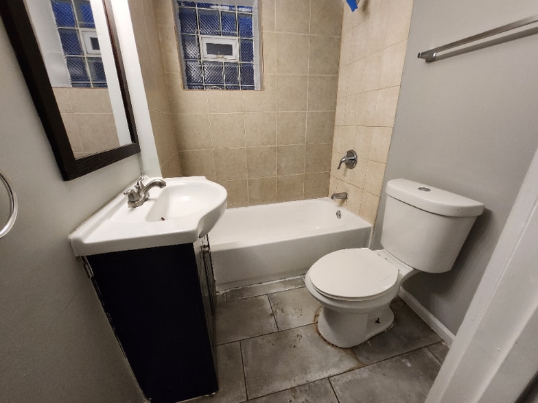 Building Photo - 7314 S Kenwood Ave